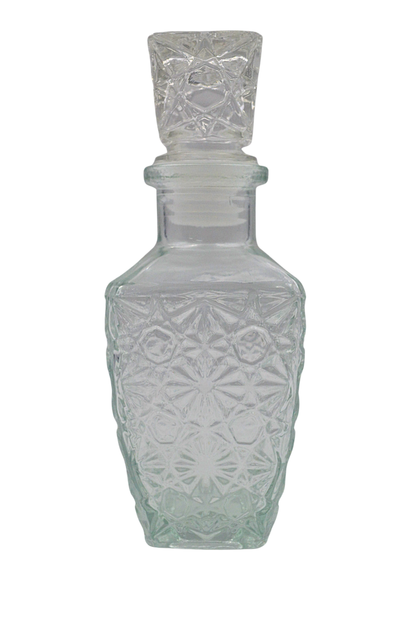 Botella licorera de cristal tallado y cuello de plata.