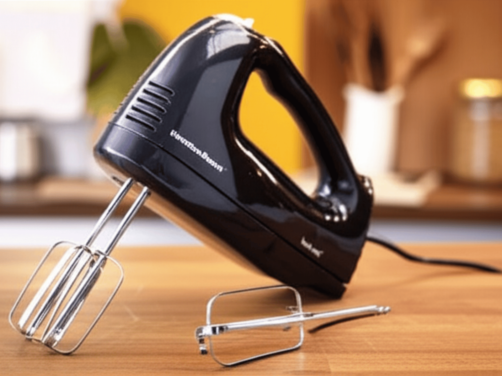 Batidora Manual de 6 Velocidades con Guarda Accesorios Hamilton Beach 62690FG